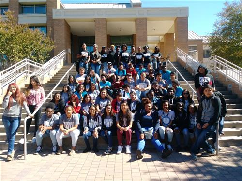 AVID Students on College Field Trip 